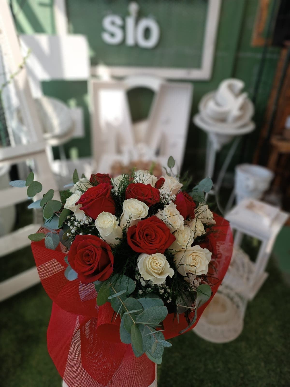 RAMO ROSAS ROJAS Y BLANCAS - Imagen 1