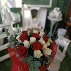 RAMO ROSAS ROJAS Y BLANCAS - Imagen 1