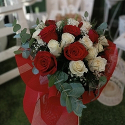 RAMO ROSAS ROJAS Y BLANCAS - Imagen 2